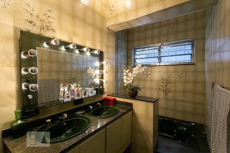 Casa à venda com 195m², 4 quartos e 2 vagas Casa à venda com 195m², 4 quartos e 2 vagasBanheiro da Suíte