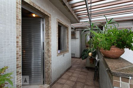 Casa à venda com 195m², 4 quartos e 2 vagas Casa à venda com 195m², 4 quartos e 2 vagasVaranda