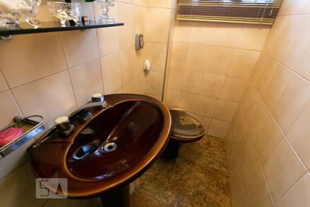 Casa à venda com 195m², 4 quartos e 2 vagas Casa à venda com 195m², 4 quartos e 2 vagasLavabo