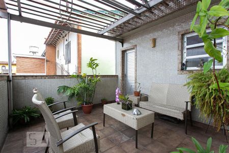 Casa à venda com 195m², 4 quartos e 2 vagas Casa à venda com 195m², 4 quartos e 2 vagasVaranda