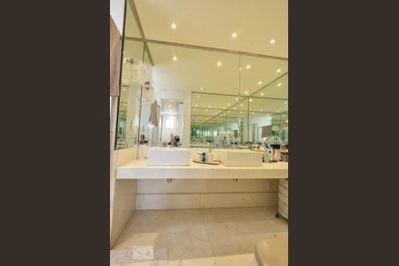 Apartamento à venda com 240m², 5 quartos e 4 vagasBanheiro Suíte 01