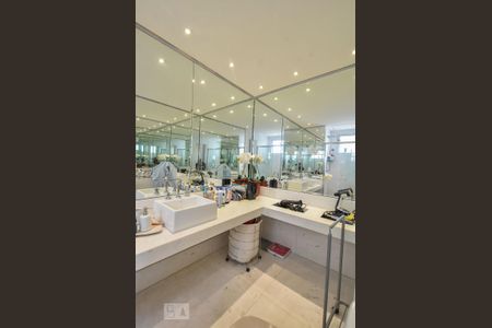 Apartamento à venda com 240m², 5 quartos e 4 vagasBanheiro Suíte 01