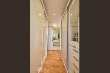 Apartamento à venda com 240m², 5 quartos e 4 vagasCloset Suíte 01