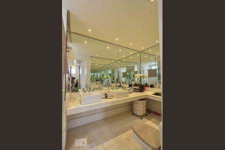 Apartamento à venda com 240m², 5 quartos e 4 vagasBanheiro Suíte 01