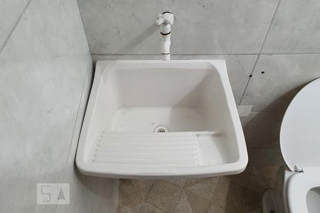 Banheiro de kitnet/studio para alugar com 1 quarto, 25m² em Liberdade, São Paulo