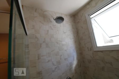 Chuveiro banheiro da suíte de apartamento para alugar com 2 quartos, 60m² em Santo Amaro, São Paulo