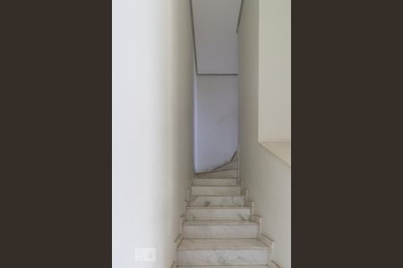 Apartamento para alugar com 100m², 2 quartos e 2 vagas Apartamento para alugar com 100m², 2 quartos e 2 vagasEscada