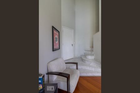 Apartamento para alugar com 100m², 2 quartos e 2 vagas Apartamento para alugar com 100m², 2 quartos e 2 vagasEscada