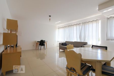 Sala e Cozinha de apartamento para alugar com 1 quarto, 61m² em Passo da Areia, Porto Alegre