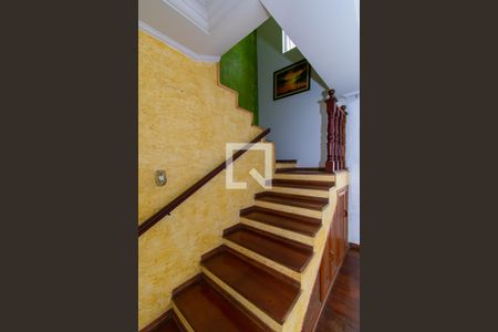 Escada de casa para alugar com 3 quartos, 200m² em Vila Ema, São Paulo