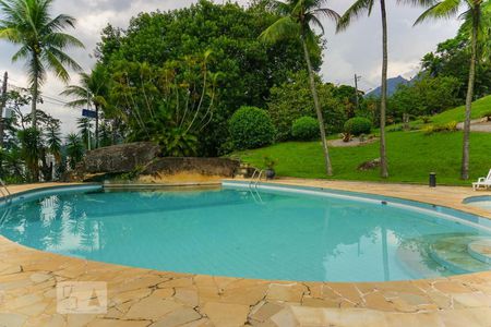 Casa de condomínio à venda com 366m², 5 quartos e 4 vagas Casa de condomínio à venda com 366m², 5 quartos e 4 vagasÁrea comum - Piscina