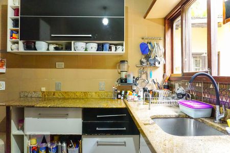 Casa de condomínio à venda com 366m², 5 quartos e 4 vagas Casa de condomínio à venda com 366m², 5 quartos e 4 vagasCozinha