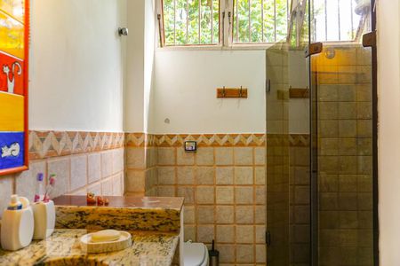 Casa de condomínio à venda com 366m², 5 quartos e 4 vagas Casa de condomínio à venda com 366m², 5 quartos e 4 vagasBanheiro Social