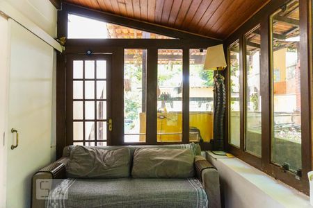 Casa de condomínio à venda com 366m², 5 quartos e 4 vagas Casa de condomínio à venda com 366m², 5 quartos e 4 vagasSala de TV