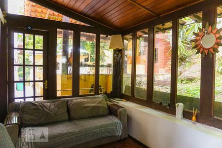 Casa de condomínio à venda com 366m², 5 quartos e 4 vagas Casa de condomínio à venda com 366m², 5 quartos e 4 vagasSala de TV