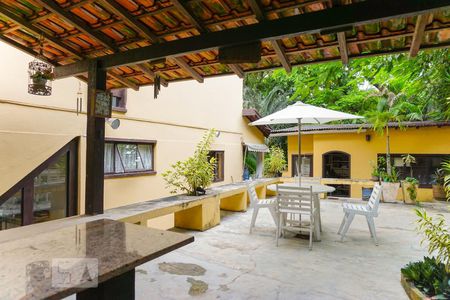 Casa de condomínio à venda com 366m², 5 quartos e 4 vagas Casa de condomínio à venda com 366m², 5 quartos e 4 vagasÁrea Externa