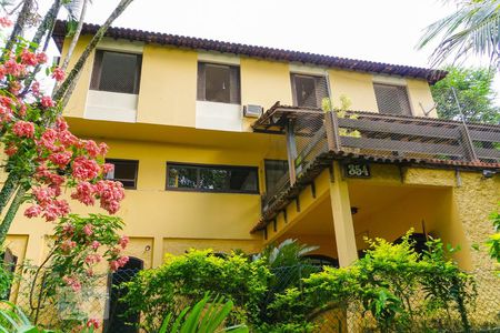 Casa de condomínio à venda com 366m², 5 quartos e 4 vagas Casa de condomínio à venda com 366m², 5 quartos e 4 vagasFachada