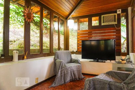 Casa de condomínio à venda com 366m², 5 quartos e 4 vagas Casa de condomínio à venda com 366m², 5 quartos e 4 vagasSala de TV