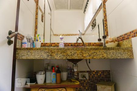 Casa de condomínio à venda com 366m², 5 quartos e 4 vagas Casa de condomínio à venda com 366m², 5 quartos e 4 vagasLavabo