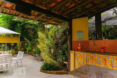 Casa de condomínio à venda com 366m², 5 quartos e 4 vagas Casa de condomínio à venda com 366m², 5 quartos e 4 vagasÁrea Externa