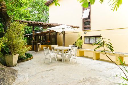 Casa de condomínio à venda com 366m², 5 quartos e 4 vagas Casa de condomínio à venda com 366m², 5 quartos e 4 vagasÁrea Externa