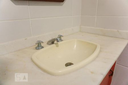 Casa de condomínio à venda com 366m², 5 quartos e 4 vagas Casa de condomínio à venda com 366m², 5 quartos e 4 vagasDetalhe do Banheiro Social 2