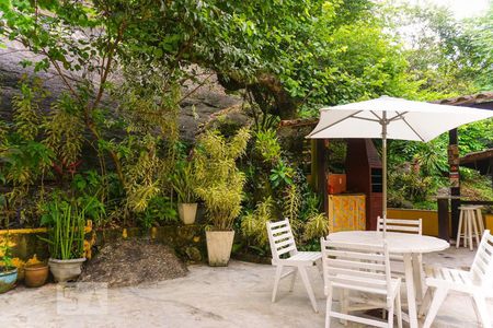 Casa de condomínio à venda com 366m², 5 quartos e 4 vagas Casa de condomínio à venda com 366m², 5 quartos e 4 vagasÁrea Externa