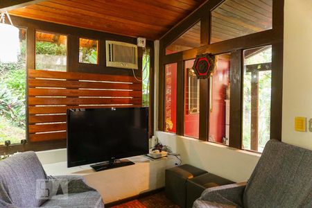 Casa de condomínio à venda com 366m², 5 quartos e 4 vagas Casa de condomínio à venda com 366m², 5 quartos e 4 vagasSala de TV