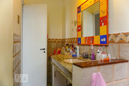 Casa de condomínio à venda com 366m², 5 quartos e 4 vagas Casa de condomínio à venda com 366m², 5 quartos e 4 vagasBanheiro Social