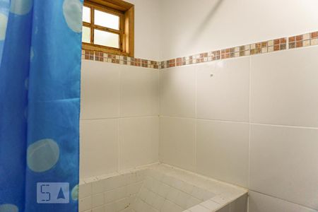 Casa de condomínio à venda com 366m², 5 quartos e 4 vagas Casa de condomínio à venda com 366m², 5 quartos e 4 vagasBanheiro Social 2