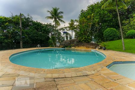 Casa de condomínio à venda com 366m², 5 quartos e 4 vagas Casa de condomínio à venda com 366m², 5 quartos e 4 vagasÁrea comum - Piscina