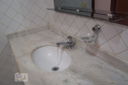 Apartamento para alugar com 120m², 3 quartos e 2 vagasBanheiro da suíte - pia