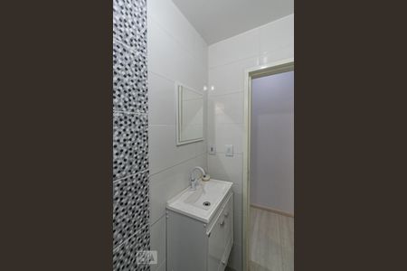 Banheiro de apartamento à venda com 1 quarto, 44m² em Rio Branco, Porto Alegre