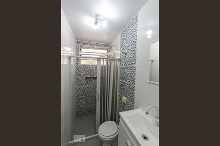 Banheiro de apartamento à venda com 1 quarto, 44m² em Rio Branco, Porto Alegre