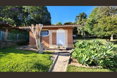 Casa à venda com 420m², 4 quartos e 2 vagas Casa à venda com 420m², 4 quartos e 2 vagasFachada