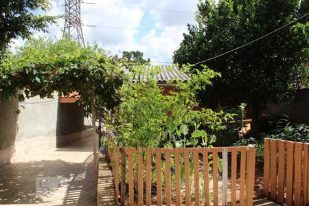 Casa à venda com 81m², 2 quartos e 3 vagas Casa à venda com 81m², 2 quartos e 3 vagasQuintal