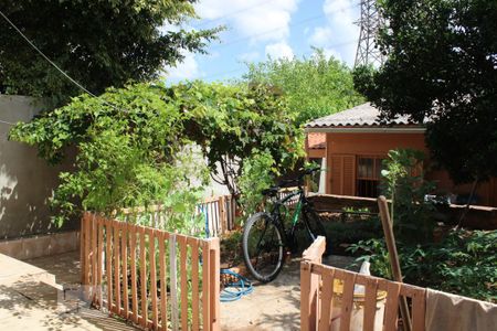 Casa à venda com 81m², 2 quartos e 3 vagas Casa à venda com 81m², 2 quartos e 3 vagasQuintal