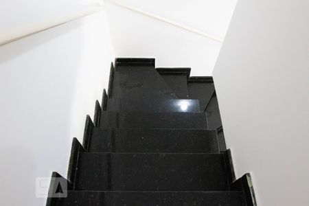 Casa de condomínio à venda com 65m², 2 quartos e 1 vagaEscada