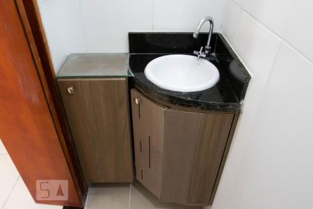 Casa de condomínio à venda com 65m², 2 quartos e 1 vagaDetalhe banheiro