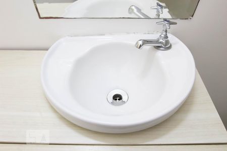 Casa de condomínio à venda com 65m², 2 quartos e 1 vagaDetalhe banheiro
