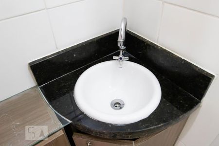 Casa de condomínio à venda com 65m², 2 quartos e 1 vagaDetalhe banheiro