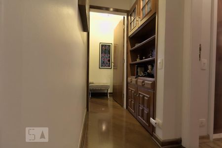 Apartamento à venda com 130m², 3 quartos e 3 vagasCorredor do quarto