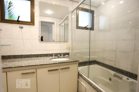 Apartamento à venda com 130m², 3 quartos e 3 vagas Apartamento à venda com 130m², 3 quartos e 3 vagasBanheiro da Suíte