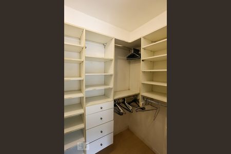 Apartamento à venda com 130m², 3 quartos e 3 vagas Apartamento à venda com 130m², 3 quartos e 3 vagasCloset da suíte