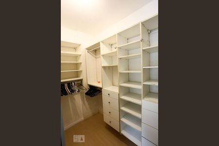 Apartamento à venda com 130m², 3 quartos e 3 vagas Apartamento à venda com 130m², 3 quartos e 3 vagasCloset da suíte