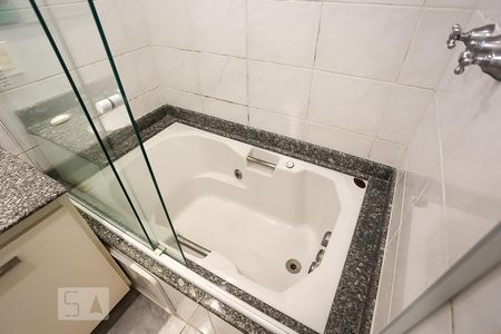 Apartamento à venda com 130m², 3 quartos e 3 vagas Apartamento à venda com 130m², 3 quartos e 3 vagasBanheiro da Suíte