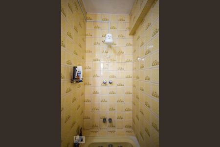 Casa à venda com 421m², 7 quartos e 6 vagasChuveiro do banheiro da suíte