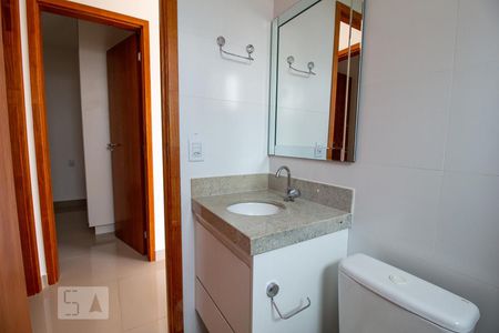 Banheiro de apartamento para alugar com 2 quartos, 54m² em Jardim Inconfidência, Uberlândia