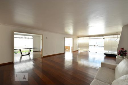 Casa à venda com 750m², 3 quartos e 5 vagasSala