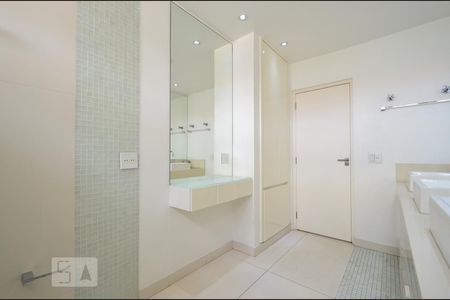 Casa à venda com 750m², 3 quartos e 5 vagasBanheiro 2